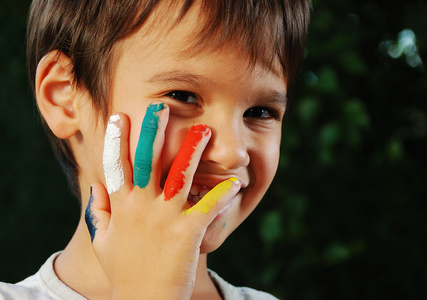 在室外的儿童手指上的几种颜色