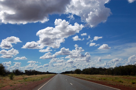 多云的天空在高速公路