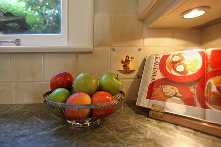 厨房与苹果和烹饪书
