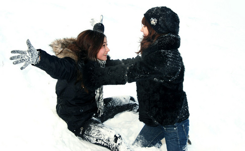 两姐妹玩雪
