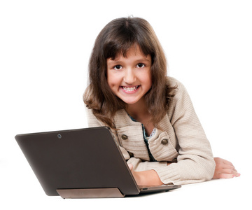 小女孩用一台计算机