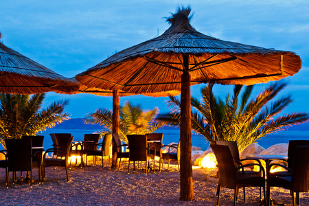 在晚上，brela，克罗地亚卵石海滩上的遮阳伞