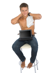 成功的年轻男人工作在笔记本电脑上