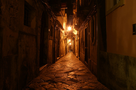 古老的街道上的锡拉库扎，西西里岛，意大利