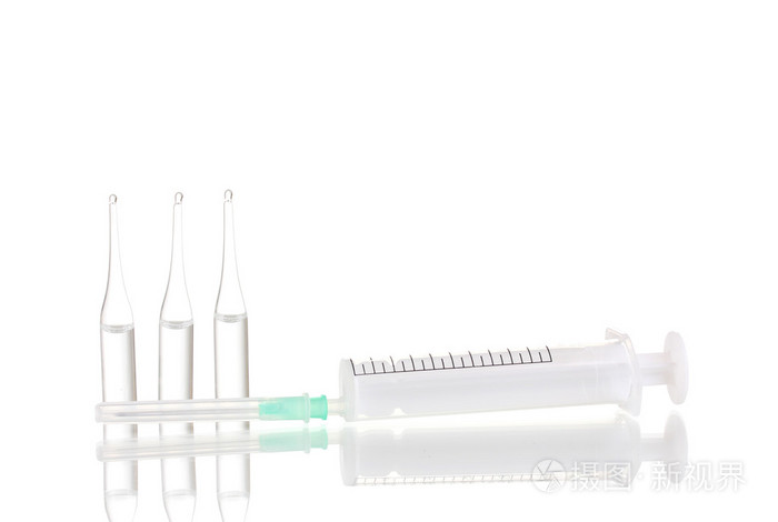 注射器和孤立在白色的医用安瓿