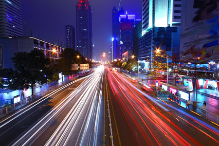 通过在晚上深圳市中心交通