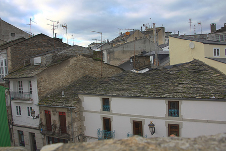 屋顶的房屋和使用一个短的典型西班牙村