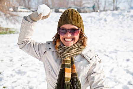 快乐的年轻女人玩打雪仗