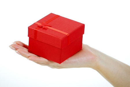 女性只手握住红色礼品盒