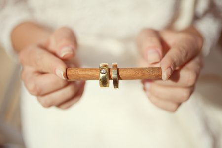 结婚戒指和肉桂