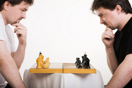 两个男人下棋