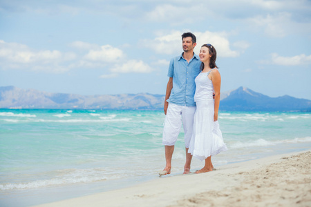 快乐的年轻夫妇，热带的海滩上
