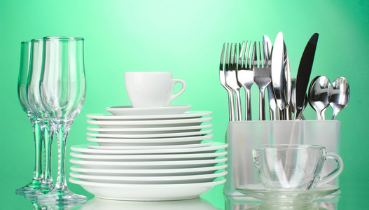 清洁板 眼镜 杯子和餐具绿色背景