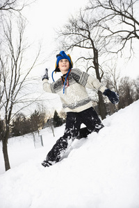 男孩抛雪