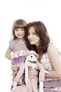 在他的怀里用玩具的小女儿和妈妈的肖像