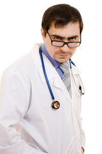 严重医生用听诊器和白色背景上的眼镜