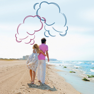 情侣在海滩牵手和行走。阳光灿烂的日子，明亮的颜色。欧洲，西班牙，科斯塔布兰卡。空云气球开销