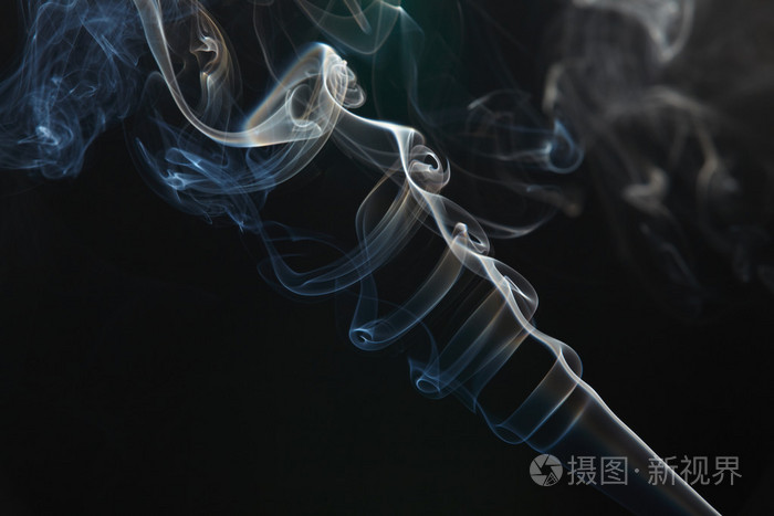 在黑色背景上吸烟