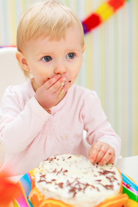 抹上吃孩子吃蛋糕的肖像