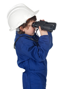 可爱工孩子用双筒望远镜