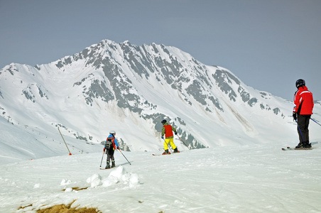 滑雪者在斜坡上