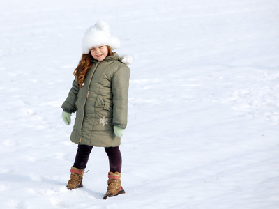 冬季公园的肖像年轻女孩