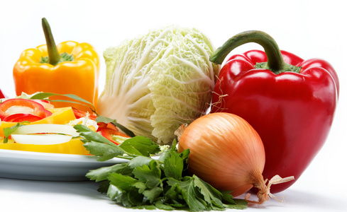 健康食品。新鲜的蔬菜和沙拉在白色背景上