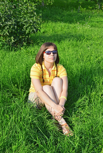 年轻女子坐在草地上