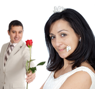 有吸引力男友向他的新娘提供一朵玫瑰