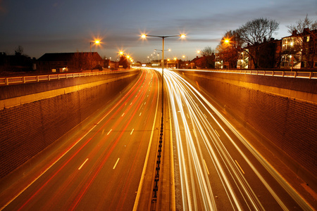 在夜间道路交通