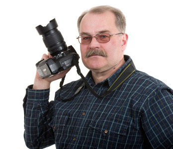男子摄影师由数字照相机做照片