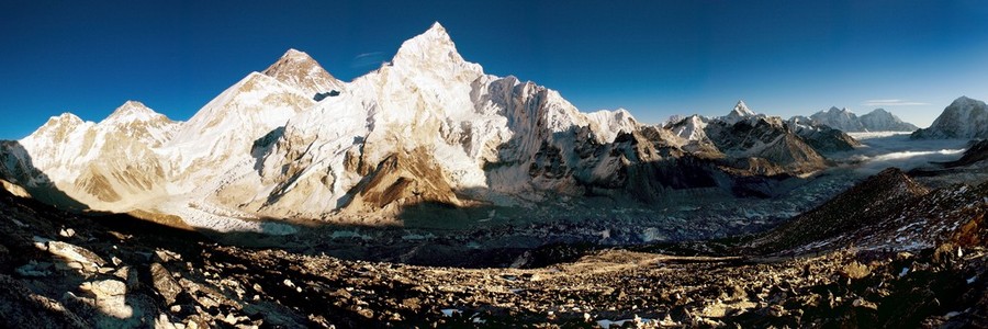 珠穆朗玛峰和努布策山从 kala patthar 视图
