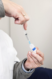 医生灌装注射器接种疫苗图片