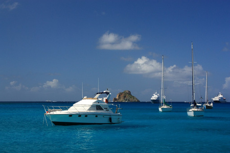 清澈的水 加勒比岛屿 游艇和小船