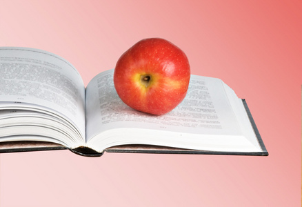 红苹果就打开的书