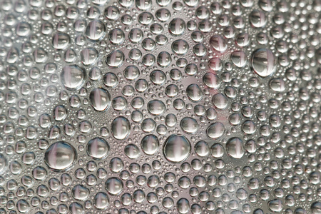 在玻璃表面上的水滴