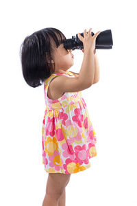 亚洲的中国小女孩，抱着双筒望远镜