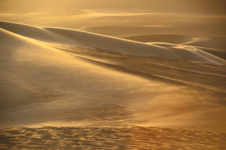 在锡瓦绿洲旁边的撒哈拉大沙漠的日落