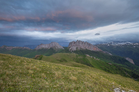 形成和运动的夏天山坡，Adygea 大撒奇以及高加索山脉上空的云