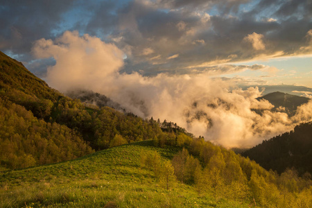 形成和运动的夏天山坡，Adygea 大撒奇以及高加索山脉上空的云