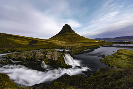 Kirkjufellsfoss 瀑布与基尔丘山山冰岛