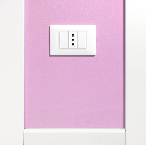 紫色的墙上的空墙上插座