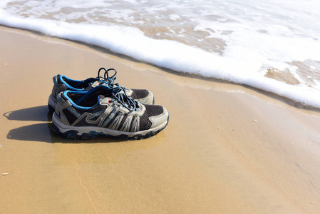 在海滩上的鞋子