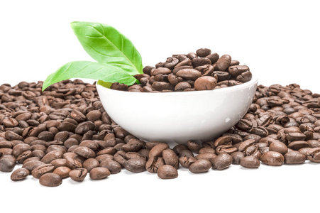 烘培的咖啡豆上白色背景抠出孤立