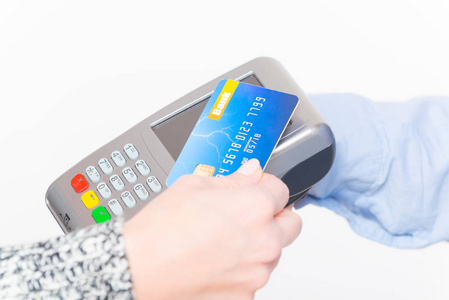 用非接触式信用卡或借记卡卡支付