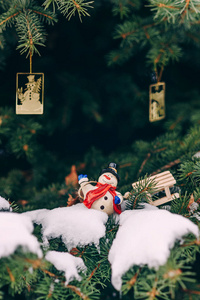 圣诞装饰小雪人红色围巾 微型雪橇和其他玩具在树枝上