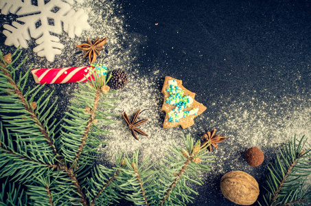 圣诞枞树上黑板背景