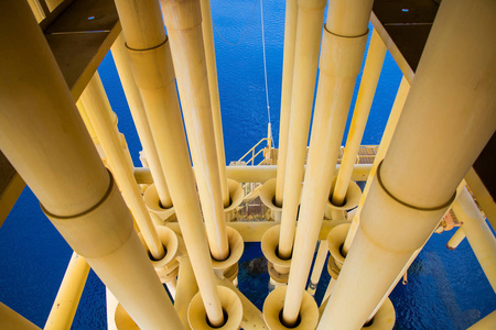 生产石油和天然气，石油海上施工平台