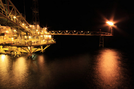 海上施工平台生产石油和天然气。石油和天然气行业和艰苦的工作。从控制室的手动和自动功能生产平台和操作过程