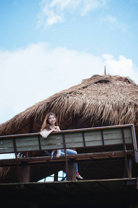 亚洲游客女人坐在阳台上在茶园 doi 安康